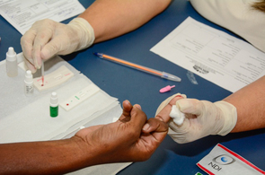 Testes rápidos oferecidos gratuitamente nas unidades básicas ajudam na prevenção do HIV e da Aids
