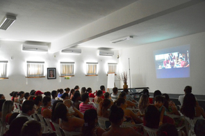 Cine FQA trabalha história de superação com integrantes do Família que Acolhe