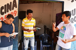 Dedo Verde: cartilha com orientações para diminuir alagamentos foi entregue a moradores
