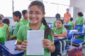Alunos da Escola Laucides escrevem cartinhas para o Papai Noel dos Correios