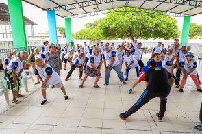 Convite  - Idosos participam de aulas de zumba na Praça do Mirandinha nesta sexta-feira