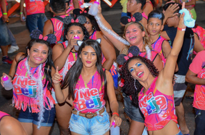  Desfile de blocos agita primeira noite de folia na avenida Ene Garcez