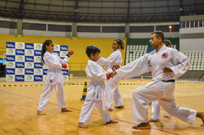 Convite - Alunos da Vila Olímpica participam do XX Campeonato Estadual de Karatê   