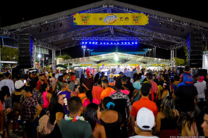 Carnaval 2020 - Central do Carnaval atraiu várias pessoas na segunda noite de festa na Praça Fábio Marques Paracat