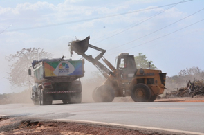 Equipes de limpeza da prefeitura limpam margens da RR 205