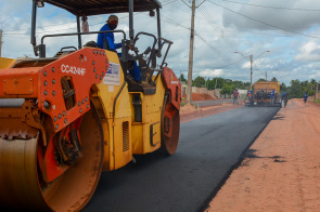 Jardim Tropical - Obras no bairro avançam e avenida Céu Azul é beneficiada com asfalto, drenagem e calçadas
