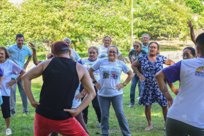 Vida Saudável - Prefeitura promove aula de zumba para idosos no Mirandinha