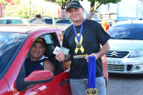 Maio Amarelo - Motoristas de Boa Vista recebem medalhas de “Condutor Consciente” durante blitz educativa