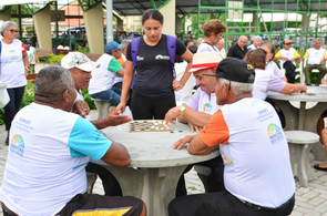 Convite  - Idosos do Cabelos de Prata participam de jogos esportivos na Praça da Bandeira