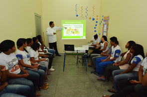 Alunos do Projeto Crescer participam de curso sobre produção de doces para o natal