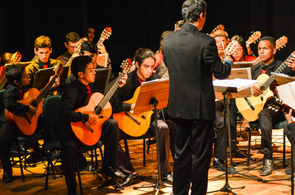 Ciclo das Quintas - Orquestra de Violões apresenta clássicos musicais no Teatro Municipal