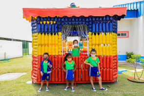 Multibrinque -  Escola municipal constrói primeira casinha feita de garrafa PET de Boa Vista