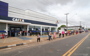 Prefeitura sinaliza ruas em frente às agências bancárias para organizar filas e evitar aglomeração