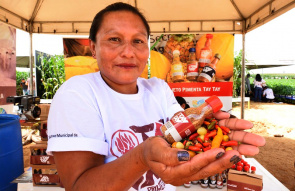 Com apoio da prefeitura, mulheres de comunidades indígenas aprendem a preparar doces, compotas e molhos de pimenta e diversificam a produção
