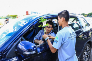 Dia da Árvore - Jovens do Crescer entregam mudas de plantas para sensibilizar a população sobre preservação do meio ambiente
