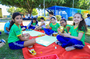 No Dia de Aprender Brincando, alunos se divertem durante aula ao ar livre