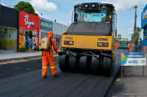 Rua Gustavo Mesquita, no 31 de Março, recebe serviços de recapeamento que garantem a recuperação da via
