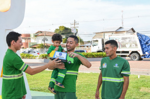 Garis inspiram festa de aniversário e retribuem homenagem à criança de 2 anos