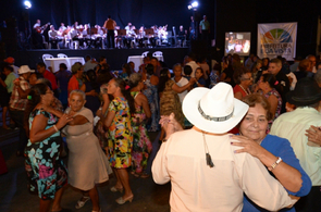 Baile de Prata: Evento reúne mais de mil pessoas para celebrar a melhor idade