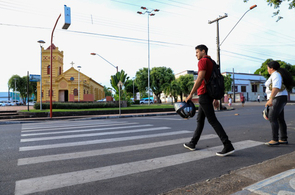 Trânsito seguro - Pedestre precisa estar atento ao atravessar faixa e evitar acidentes