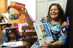 Para reforçar o aprendizado, alunos do Brasil Alfabetizado recebem livros didáticos