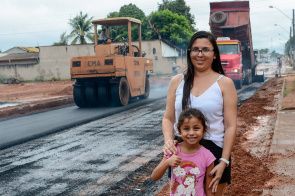 Bairro Dr. Silvio Botelho - Moradores da rua Silo comemoram a chegada do asfalto novo