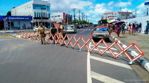 Prefeitura interdita ruas e prepara estrutura para organizar filas em agências bancárias