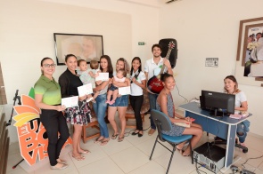 Dia Internacional da Mulher - Ao som de voz e violão, servidores homenageiam beneficiárias do FQA 