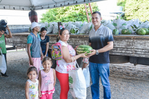 Beneficiárias do Família Que Acolhe recebem kits com alimentos saudáveis