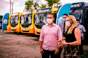 Prefeita Teresa entrega novos ônibus e amplia a frota com a reabertura do comércio