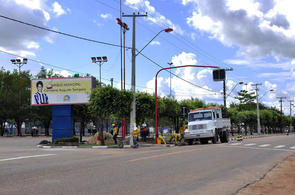 Placas luminosas são instaladas onde há faixa de pedestres