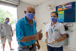 Coronavírus - Prefeitura doa máscaras e orienta consumidores sobre distanciamento em filas