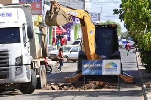 Prefeitura recupera bueiro na avenida Sebastião Diniz