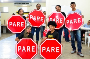 Projeto Crescer - Jovens recuperam placas de trânsito e geram economia média de 60% ao município