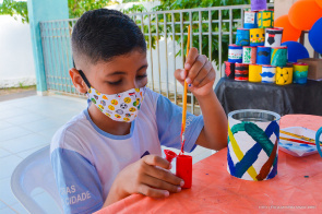 Projeto Conviver - Crianças aprendem a fazer presente para o Dia dos Pais com material reciclável