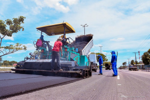 Infraestrutura - Avenida Brigadeiro Eduardo Gomes recebe segunda etapa do serviço de recapeamento