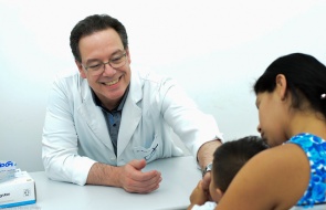 Médicos especialistas de Curitiba atendem crianças com lábios leporinos no Hospital da Criança