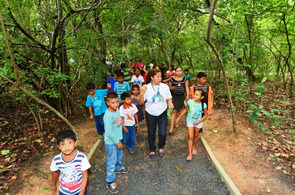 Alunos da comunidade indígena Três Corações, município do Amajari, visitam o Bosque dos Papagaios