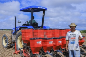 Culturas de Inverno - Com o apoio da Prefeitura, agricultores indígenas iniciam plantio de milho 