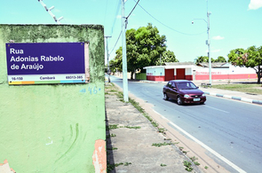 Prefeitura já instalou placas de identificação padrão em 40% dos bairros