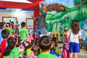 Dia do Livro - Alunos de Escola de Boa Vista se divertem em programação cultural e literária