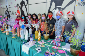 Integrantes do Projeto Crescer promovem bazar natalino com produtos confeccionados em oficinas