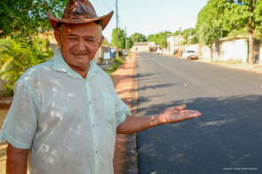 Fim dos transtornos -  Moradores das ruas Euclides Gomes da Silva, Jorge Dias Carneiro e Barnabé Antônio de Lima, no Alvorada, comemoram chegada do asfalto