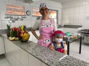 Crianças aprendem receita de bolo nutritivo na live Hora do Recreio