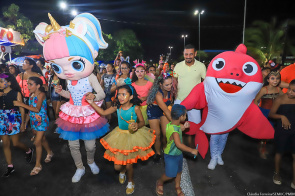 Baile infantil com o tema super-heróis e princesas animou a terceira noite de folia
