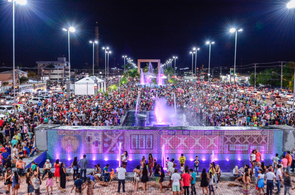 Com fontes luminosas e dançantes, nova Praça das Águas é entregue à população