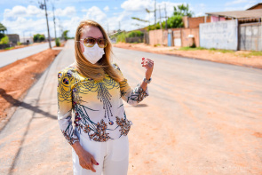 Prefeita Teresa vistoria obras de drenagem e pavimentação no Pedra Pintada