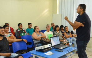 Donos de animais aprendem em palestra sobre cuidados e posse responsável   