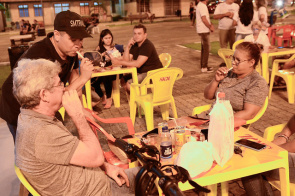 Educação no trânsito - Equipes da SMTRAN orientam condutores em praças e bares da cidade