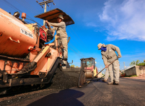 Rua Jornalista Feutman Gondim, no Jóquei Clube, recebe obras de pavimentação